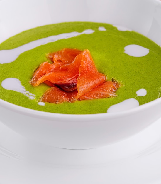 Deliciosa sopa de creme de brócolis verde com salmão