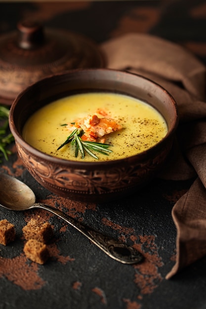 deliciosa sopa de creme de peixe com salmão