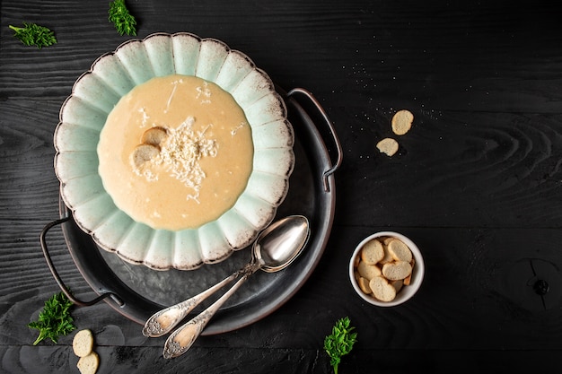 Deliciosa sopa de creme em uma tigela