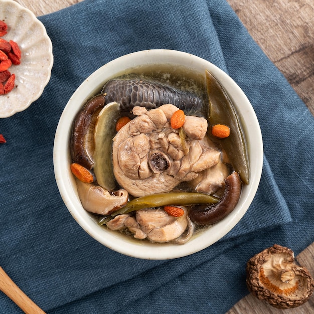 Deliciosa sopa de frango com pimenta verde descascada taiwanesa com cogumelos e goji berry