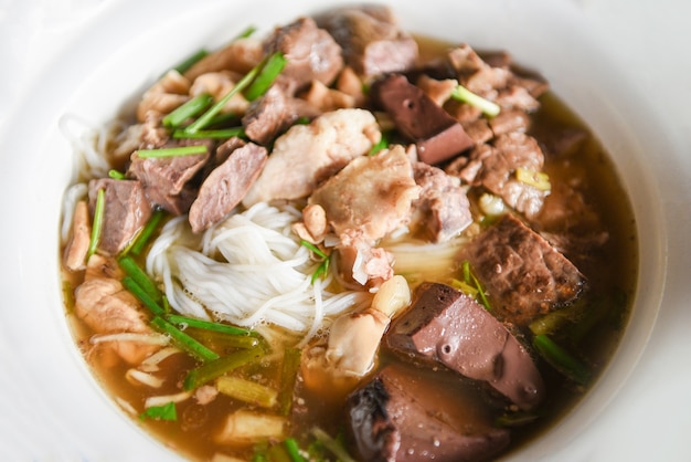 Deliciosa sopa de macarrão com guisado de porco