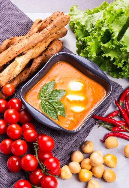 Deliciosa sopa de tomate com petiscos