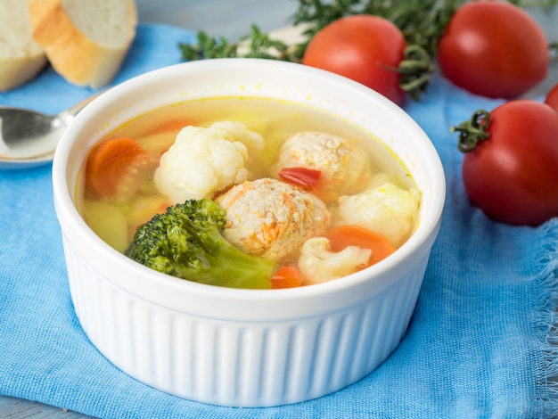 Deliciosa sopa espesa con albóndigas de pavo y verduras mixtas.