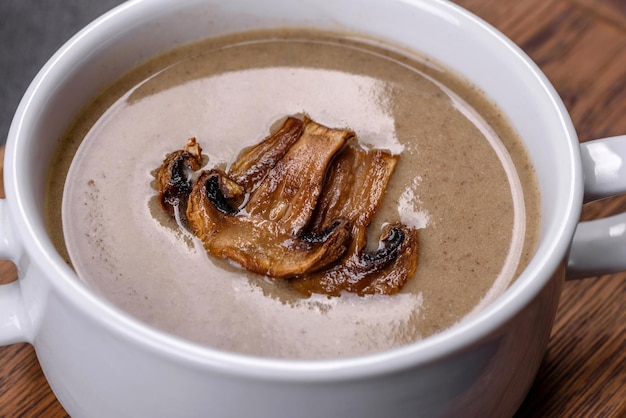 Una deliciosa sopa espesa y fresca de puré de setas con migas de pan, especias y hierbas