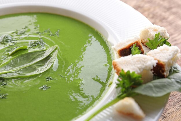 Deliciosa sopa de espinacas en primer plano de la placa