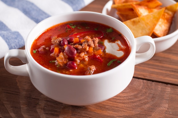 Foto deliciosa sopa con frijoles, ajo y tomates frescos.