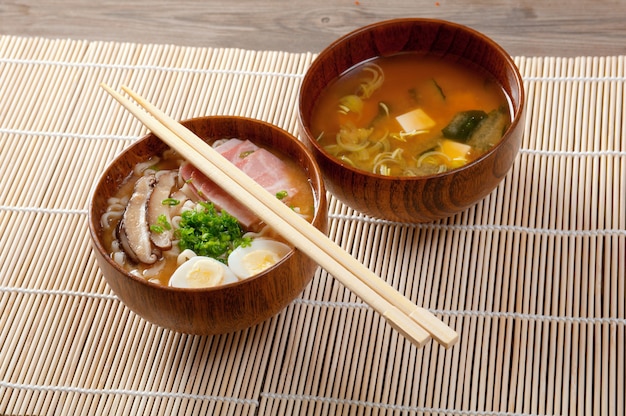 Deliciosa sopa japonesa de miso ramen