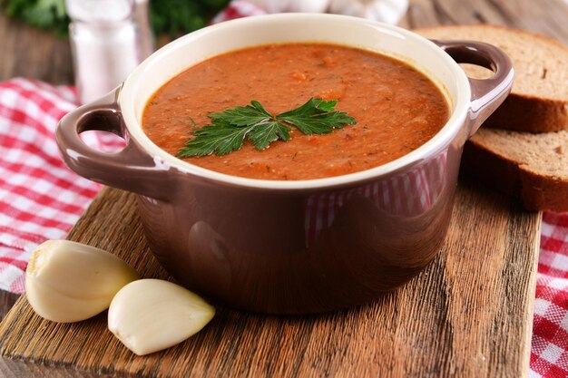 Deliciosa sopa de lentejas en primer plano de la mesa