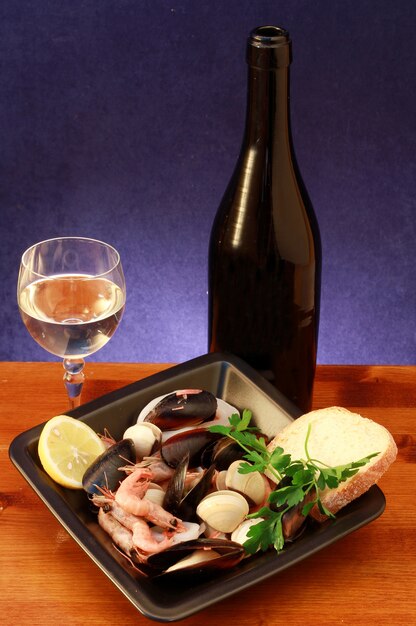 Deliciosa sopa de mariscos con vino blanco.