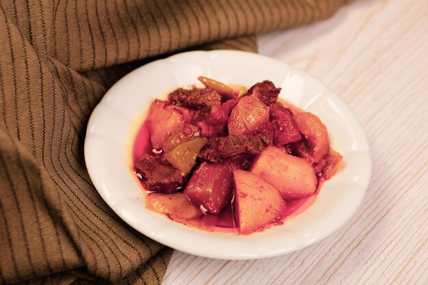 Deliciosa sopa de mezcolanza en la mesa