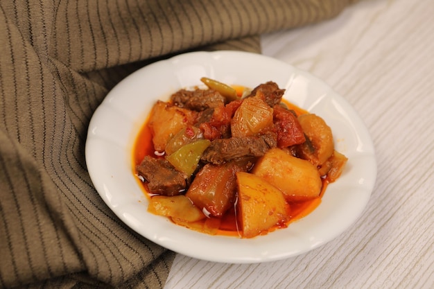 Deliciosa sopa de mezcolanza en la mesa