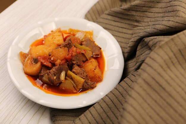 Deliciosa sopa de mezcolanza en la mesa