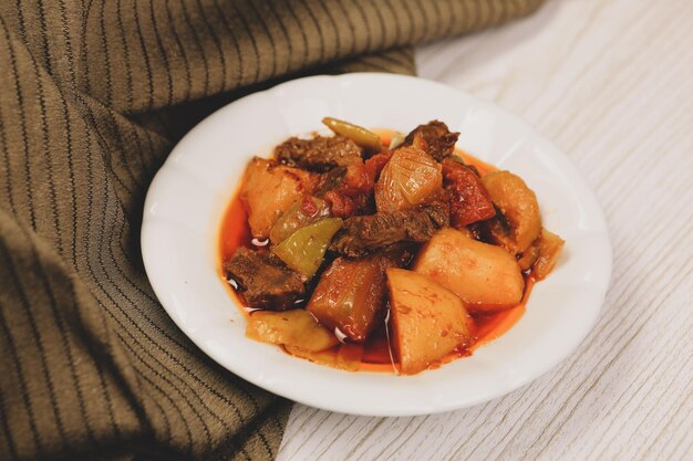 Deliciosa sopa de mezcolanza en la mesa