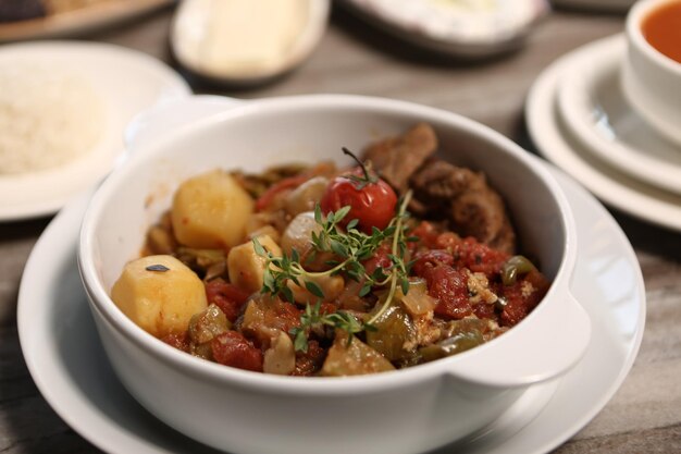 Deliciosa sopa de mezcolanza en la mesa