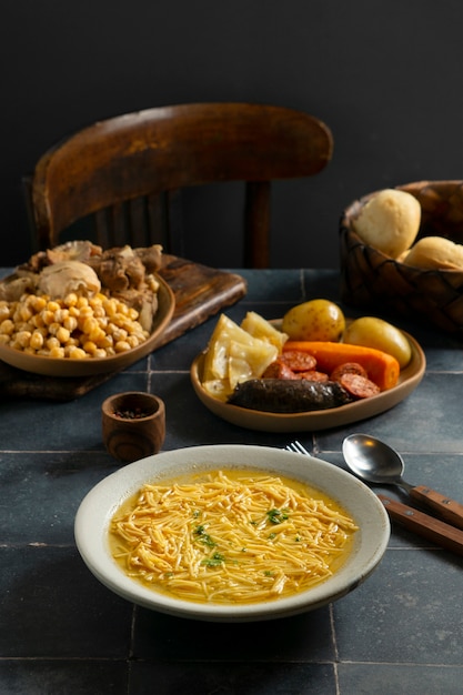 Foto deliciosa sopa na mesa natureza morta