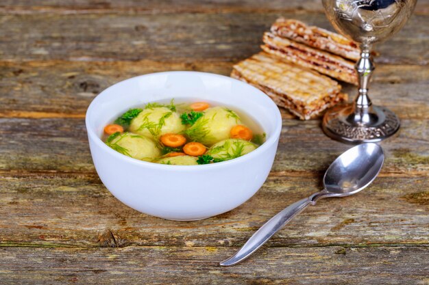 Deliciosa sopa de pelota de matzoh con galletas de vino y eneldo