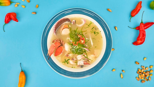 Deliciosa sopa de pescado y marisco llamada Chilcano Comida Peruana decorada con cangrejos