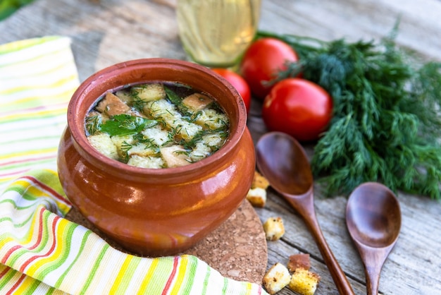 Deliciosa sopa de picatostes cocida en cazuela de barro.