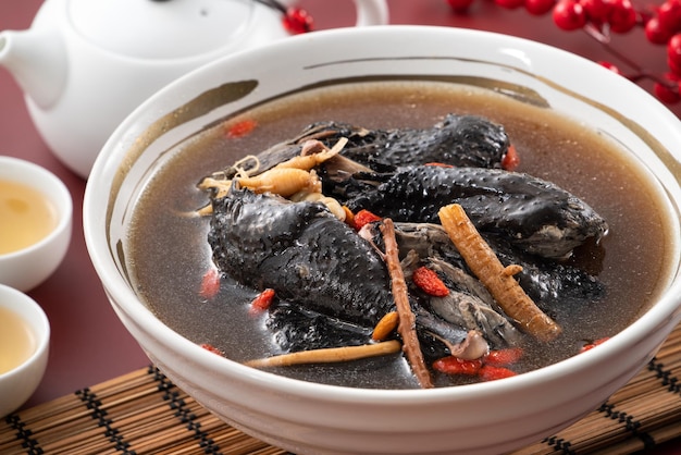 Deliciosa sopa de pollo sedosa con hierbas medicinales chinas