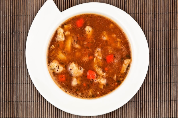 Foto deliciosa sopa en tazón de fuente blanco