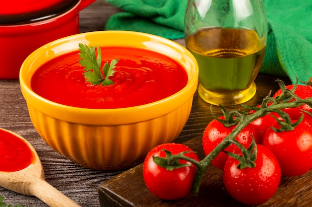 Deliciosa sopa de tomate casera en un tazón.