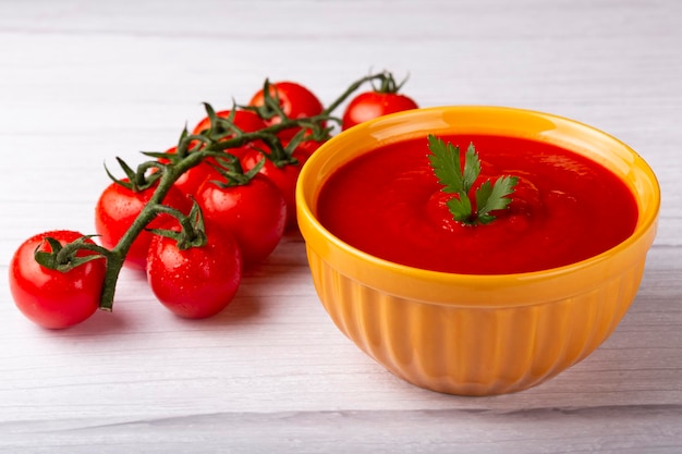 Deliciosa sopa de tomate casera en un tazón.