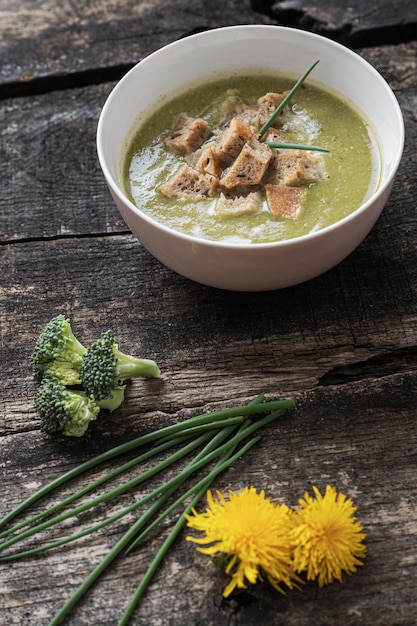 Deliciosa sopa vegana cremosa de brócoli con picatostes de pan casero