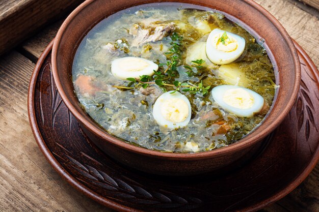 Deliciosa sopa verde com azeda