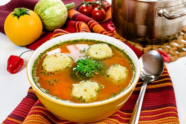 Foto deliciosa sopa de verduras con albóndigas en el tazón.