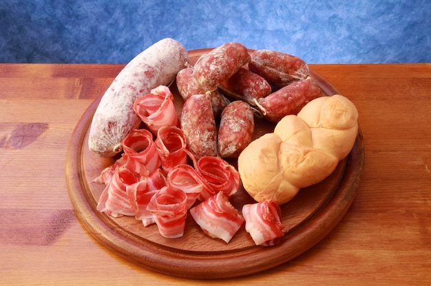 Deliciosa tabla con salami, jamón y pan.