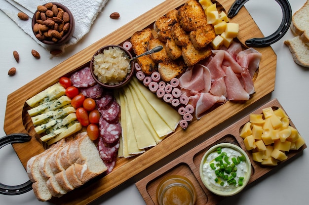 Deliciosa Tábua de Charcutaria com salgadinhos de queijo. Vista plana Férias de amigos da família. Conceito de comida