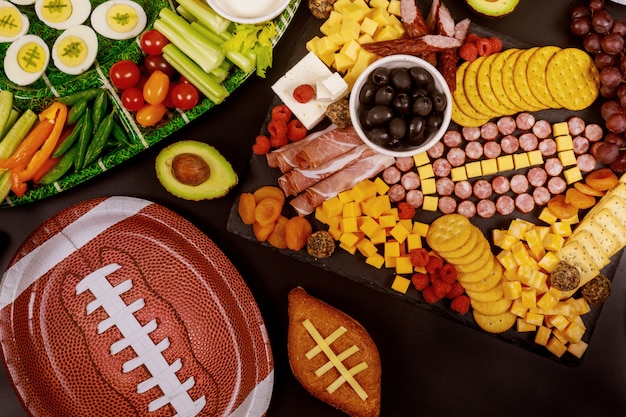 Deliciosa tábua de charcutaria e vegetariana com molho para o jogo do Super Bowl