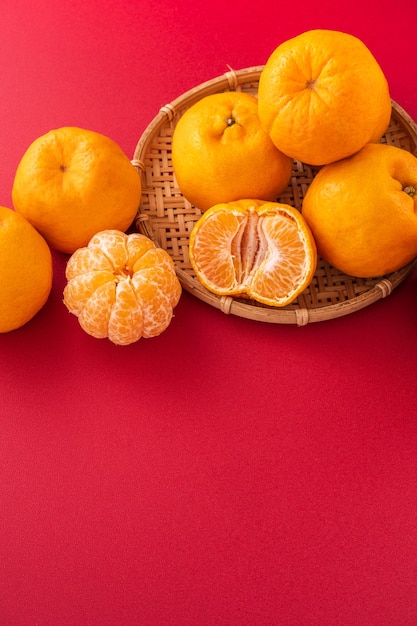 Deliciosa tangerina isolada em um fundo vermelho