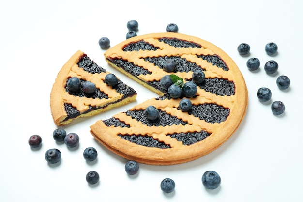 Deliciosa tarta de arándanos y arándanos en blanco