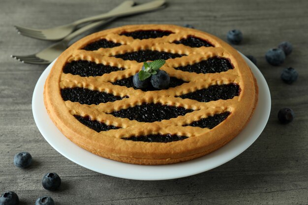 Deliciosa tarta de arándanos sobre fondo de textura gris