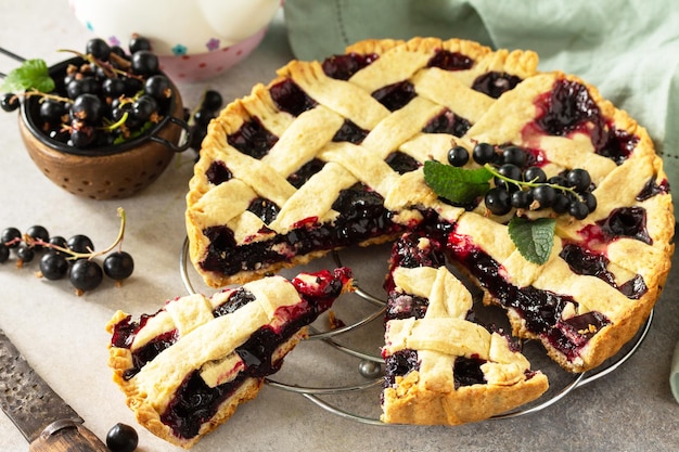 Deliciosa tarta de bayas de verano con grosellas Tarta de tarta dulce con grosellas de bayas frescas