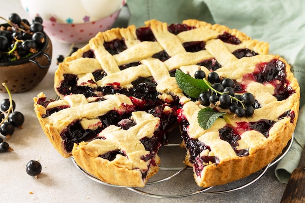 Deliciosa tarta de bayas de verano con grosellas Tarta de tarta dulce con grosellas de bayas frescas