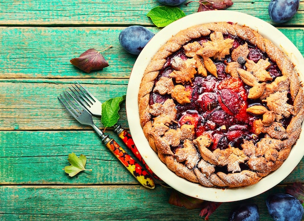 Deliciosa tarta casera con ciruela de otoño.Pasteles de frutas de verano.