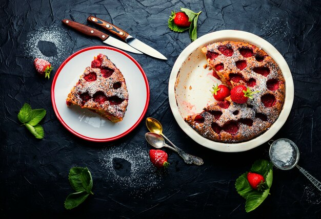 Deliciosa tarta casera con fresas. Postre de frutas de verano.