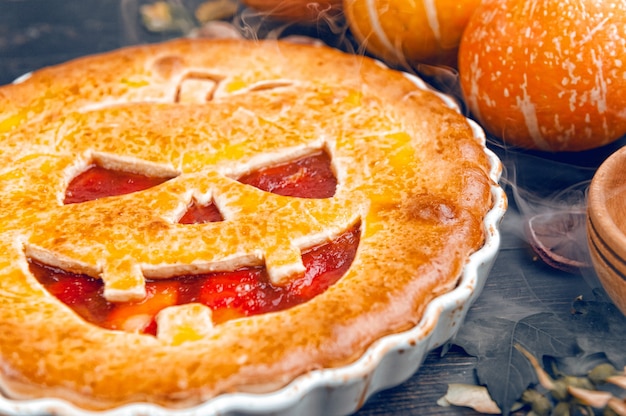 Deliciosa tarta casera para halloween con relleno de mermelada de calabaza-fresa y melocotones