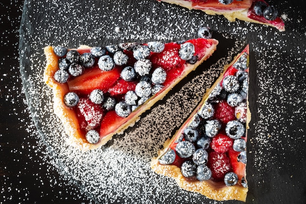 Deliciosa tarta casera con ricotta y fresas frescas, arándanos y frambuesas.