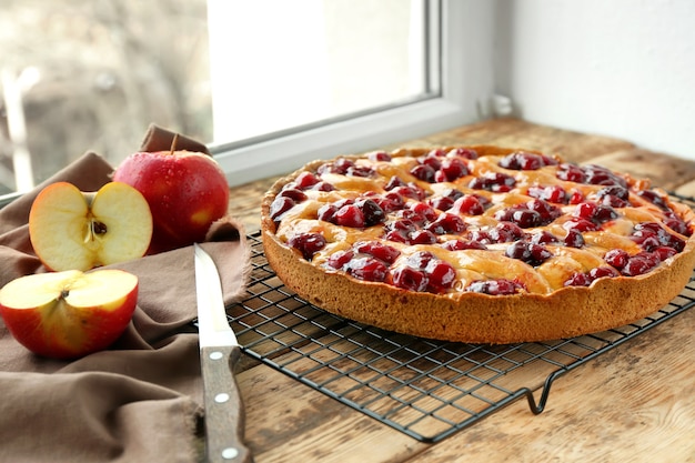 Deliciosa tarta de cerezas en el alféizar de la ventana