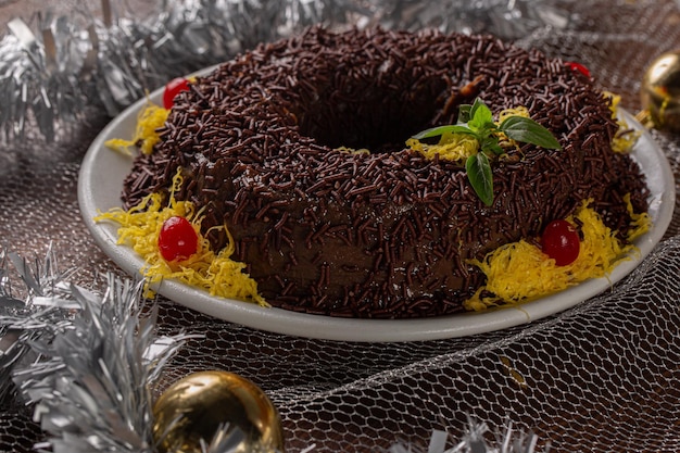 Foto deliciosa tarta de chocolate brasileño con chispas pastel brigadeiro llamado brigadeirao