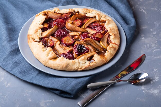 Deliciosa tarta con ciruelas y peras