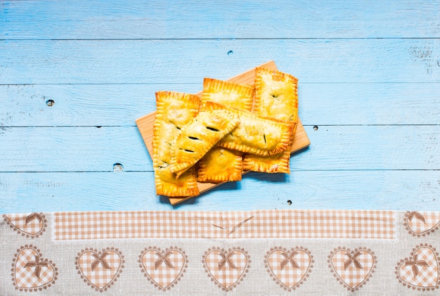 Foto deliciosa tarta de espinacas, hecha en casa, sobre un fondo de madera