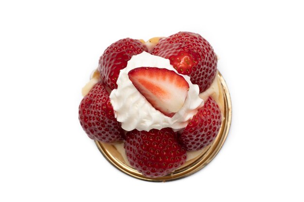 Una deliciosa tarta de fresas y nata, en forma redonda. Aislado sobre fondo blanco.