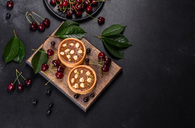 Deliciosa tarta fresca de turrón y nueces con bayas frescas en una tabla de cortar de madera