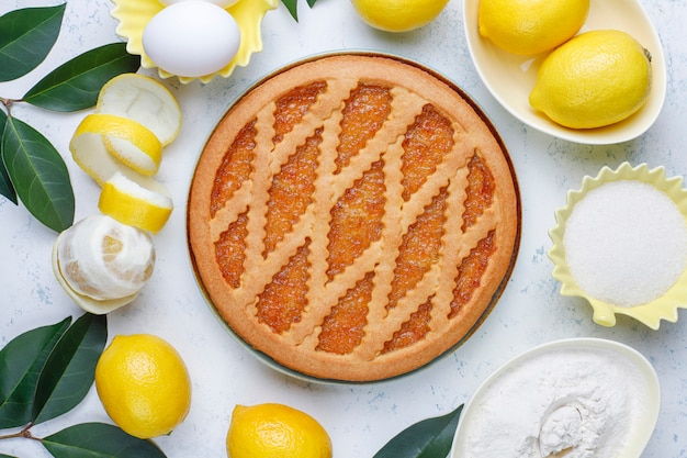 Deliciosa tarta de limón con limones frescos, vista superior