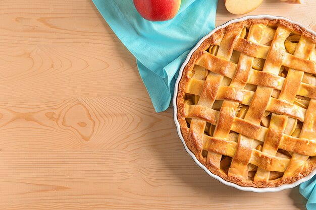 Deliciosa tarta de manzana en mesa de madera