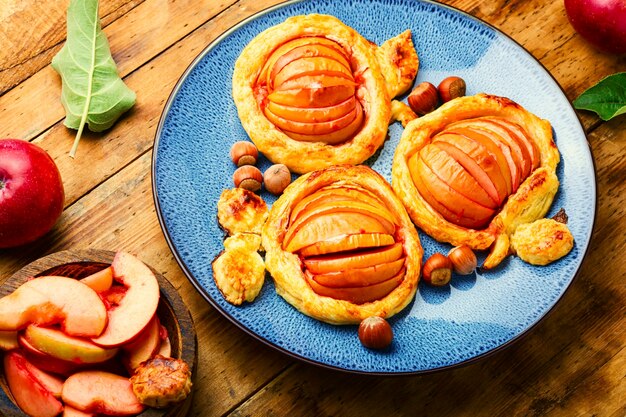 Deliciosa tarta de otoño con manzanas y pasta de avellanas. Mini tarta de manzana. Postre de otoño.